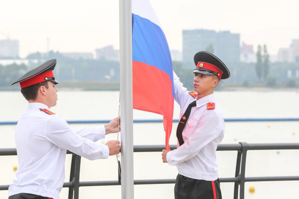 Мэр Сергей Петрин принял участие в торжественном развертывании стометрового триколора на дамбе Чернавского моста