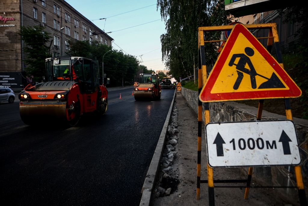 В Новосибирске на улице Писарева ремонт ведется круглосуточно В Новосибирске на улице Писарева ремонт ведется круглосуточно