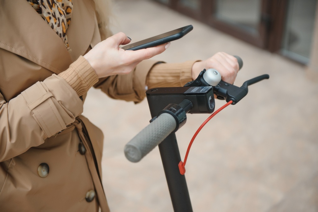 В Иркутске определили максимально допустимую скорость для езды на электросамокате