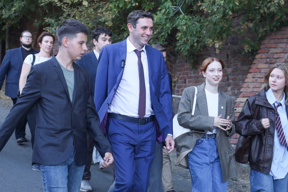 Мэр Воронежа Сергей Петрин прогулялся со школьниками по набережной и обсудил благоустройство города