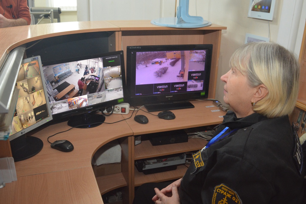 Депутат воронежской Думы помог лицею № 1 с покупкой охранного оборудования