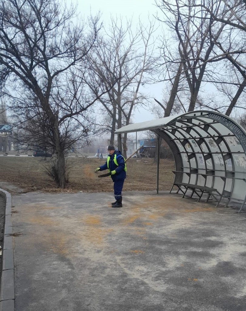 В Воронеже улицы и тротуары обрабатывают противогололёдными материалами В Воронеже улицы и тротуары обрабатывают противогололёдными материалами