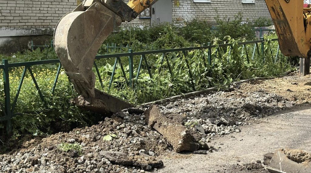 Двор в микрорайоне Росхмель подмосковного Пушкинского преображается: комплексное благоустройство завершится к 12 июля — появятся новый асфальт и свежие газоны Двор в микрорайоне Росхмель подмосковного Пушкинского преображается: комплексное благоустройство завершится к 12 июля — появятся новый асфальт и свежие газоны