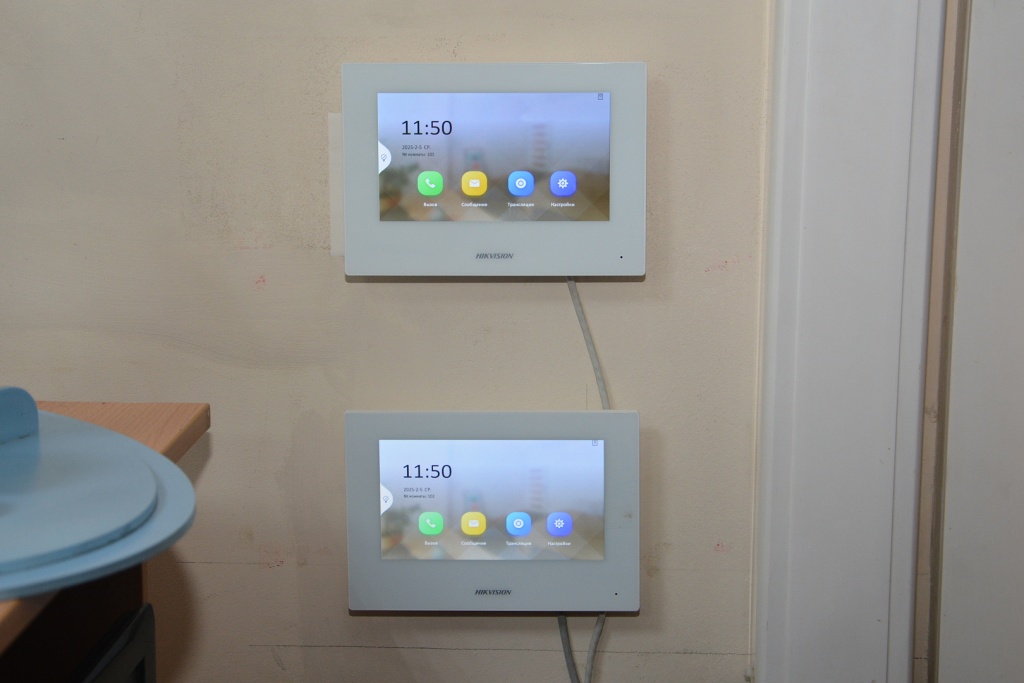 Депутат воронежской Думы помог лицею № 1 с покупкой охранного оборудования