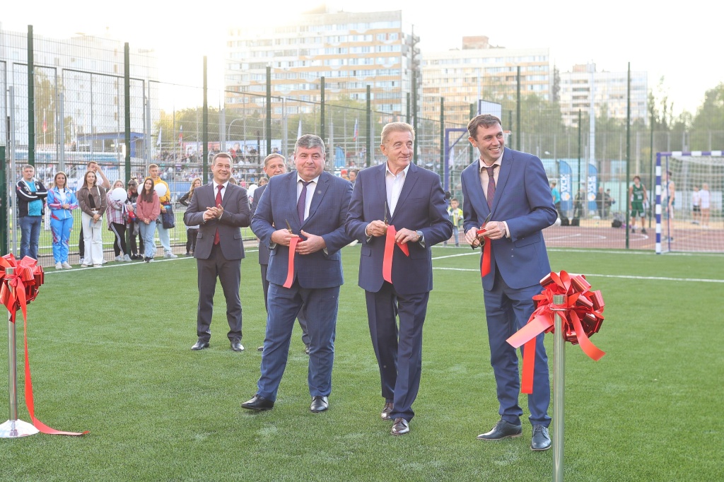 Мэр Воронежа Сергей Петрин посетил церемонию открытия новых спортплощадок в микрорайоне Придонской