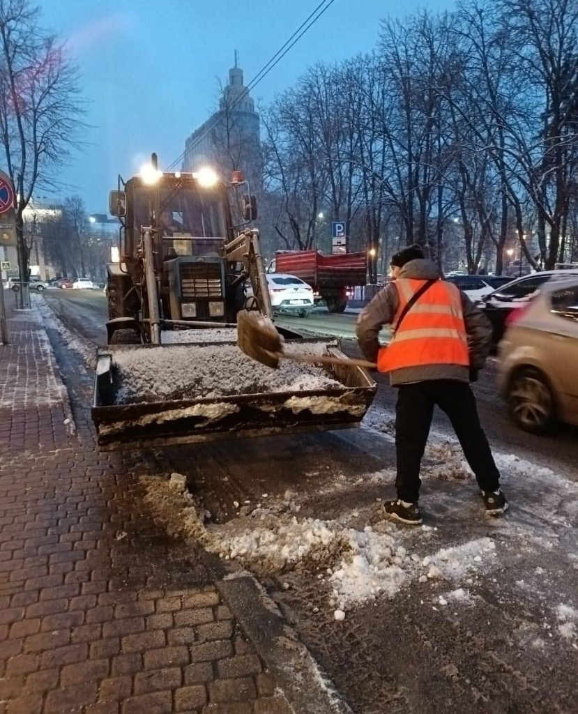 В Воронеже коммунальные службы перешли на круглосуточный режим работы В Воронеже коммунальные службы перешли на круглосуточный режим работы