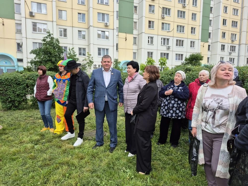 День соседей в Тенистом: депутат Воронежской гордумы Алексей Золотарёв поблагодарил активных жителей за вклад в благоустройство двора