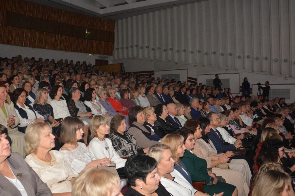 Депутат Воронежской гордумы Олег Черкасов поздравил педагогов с профессиональным праздником