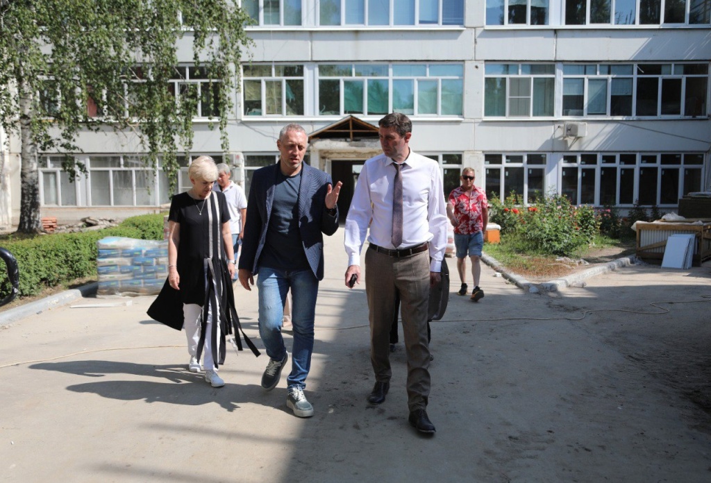 Мэр Воронежа проконтролировал ремонт в учебно-воспитательном комплексе имени Киселёва