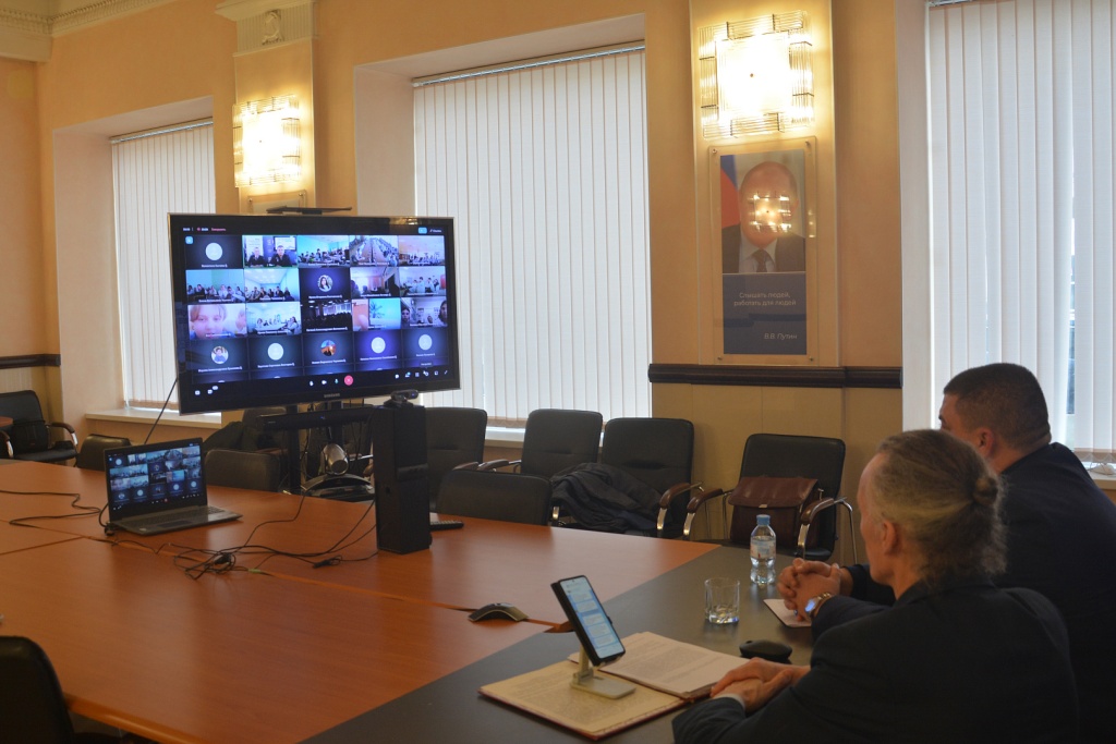 Председатель Воронежской гордумы, Герой России Андрей Дьяченко рассказал школьникам о патриотизме и жизненных ценностях