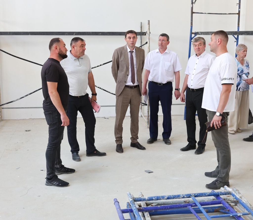 Мэр Воронежа поручил продумать вопросы установки около школы № 45, в которой заканчивается ремонт, приподнятые пешеходные переходы