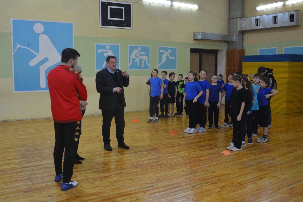 Депутат воронежской Думы помог лицею № 1 с покупкой охранного оборудования