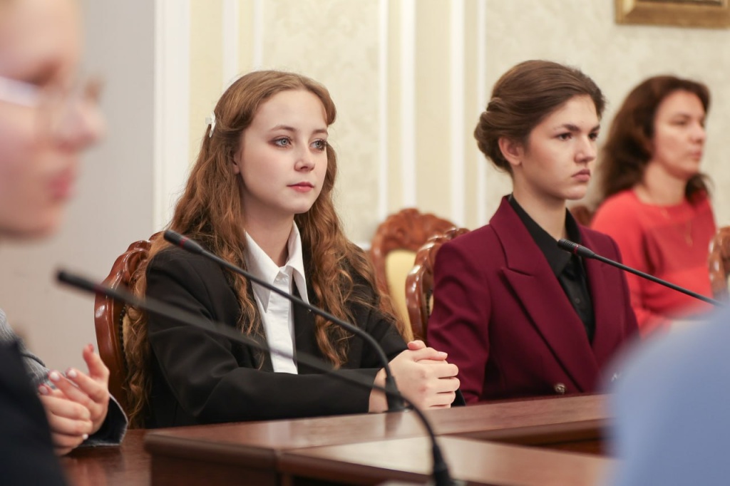 Сергей Петрин обсудил со школьниками их инициативы по созданию туристических троп в Воронеже Сергей Петрин обсудил со школьниками их инициативы по созданию туристических троп в Воронеже