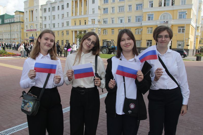 Патриотическая акция в Саранске: более 500 триколоров вручили жителям в День Государственного флага Патриотическая акция в Саранске: более 500 триколоров вручили жителям в День Государственного флага
