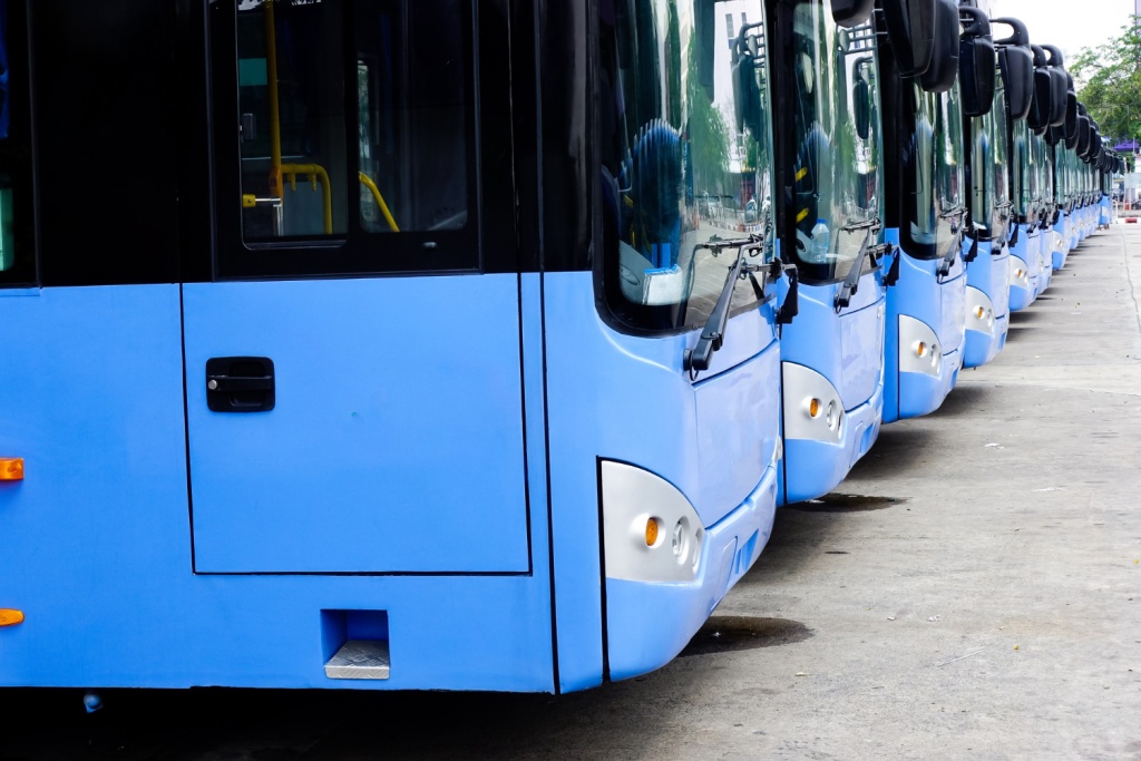 В Екатеринбург до конца лета привезут 15 новых автобусов-гармошек