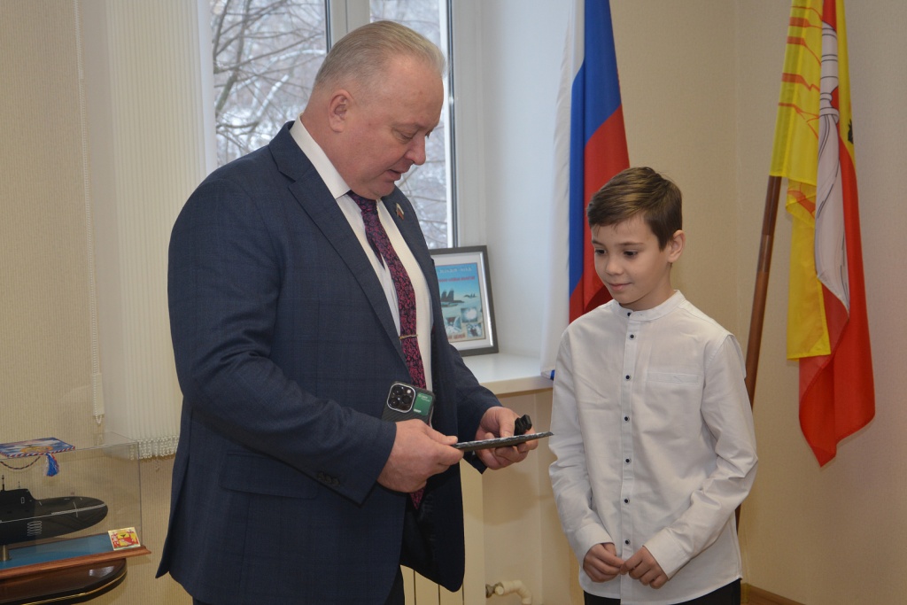 Вице-спикер воронежской Думы провёл экскурсию для участника акции «Ёлка желаний» по зданию парламента