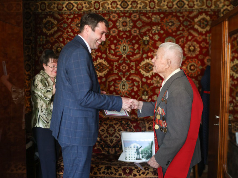 Мэр Воронежа поздравил ветерана Великой Отечественной войны Николая Акулова с присвоением ему звания Почётного гражданина города