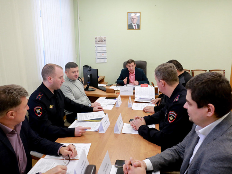 В Воронеже обсудили вопросы повышения безопасности на дорогах В Воронеже обсудили вопросы повышения безопасности на дорогах