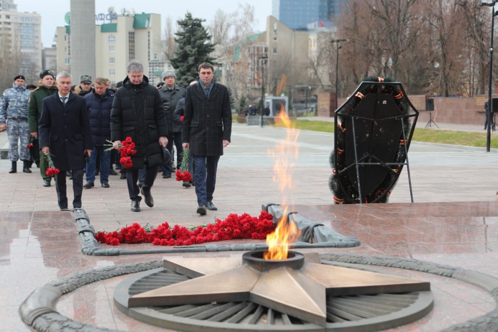 Сергей Петрин возложил цветы к могиле Неизвестного солдата Сергей Петрин возложил цветы к могиле Неизвестного солдата