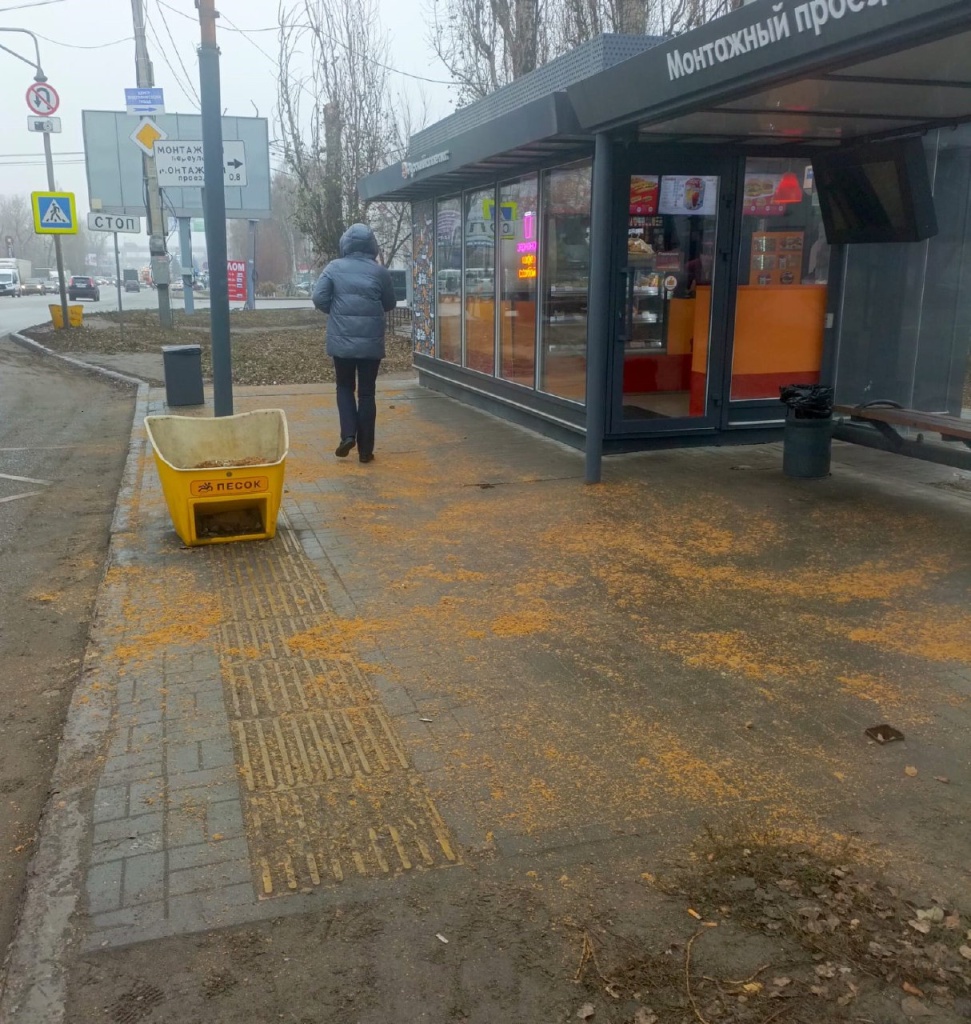 В Воронеже улицы и тротуары обрабатывают противогололёдными материалами В Воронеже улицы и тротуары обрабатывают противогололёдными материалами