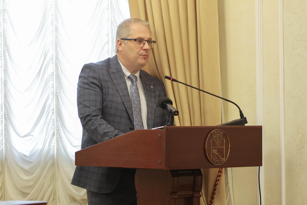 Сергей Петрин провел еженедельное совещание: усилен контроль за пополнением муниципального жилфонда и оптимизацией дорожного движения