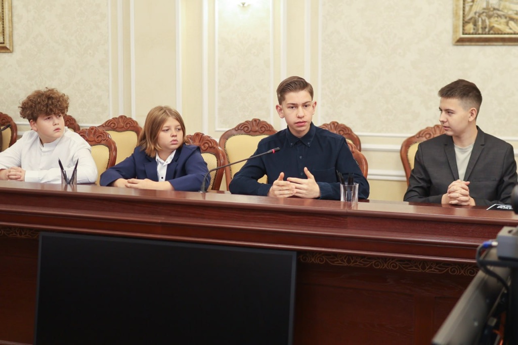 Сергей Петрин обсудил со школьниками их инициативы по созданию туристических троп в Воронеже Сергей Петрин обсудил со школьниками их инициативы по созданию туристических троп в Воронеже