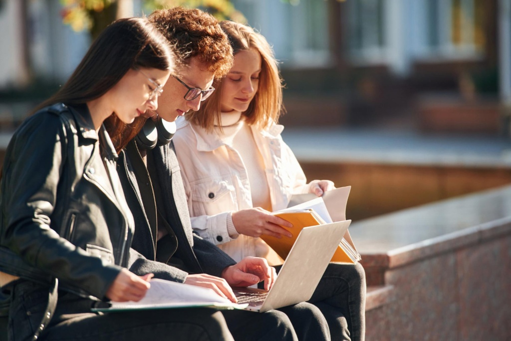 Skyeng получила контроль над частным вузом и колледжем