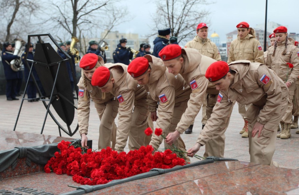 Сергей Петрин возложил цветы к могиле Неизвестного солдата Сергей Петрин возложил цветы к могиле Неизвестного солдата