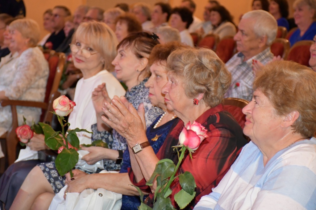 85 лет на страже здоровья защитников Отечества: председатель Ивановской гордумы поздравил военных медиков с профессиональным праздником 85 лет на страже здоровья защитников Отечества: председатель Ивановской гордумы поздравил военных медиков с профессиональным праздником
