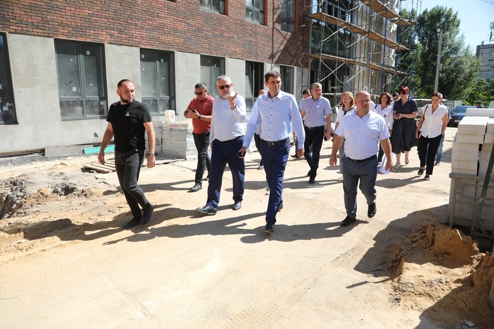 Сергей Петрин проинспектировал ход реконструкции школы №45 и капремонта школы №90 и дал ряд поручений Сергей Петрин проинспектировал ход реконструкции школы №45 и капремонта школы №90 и дал ряд поручений