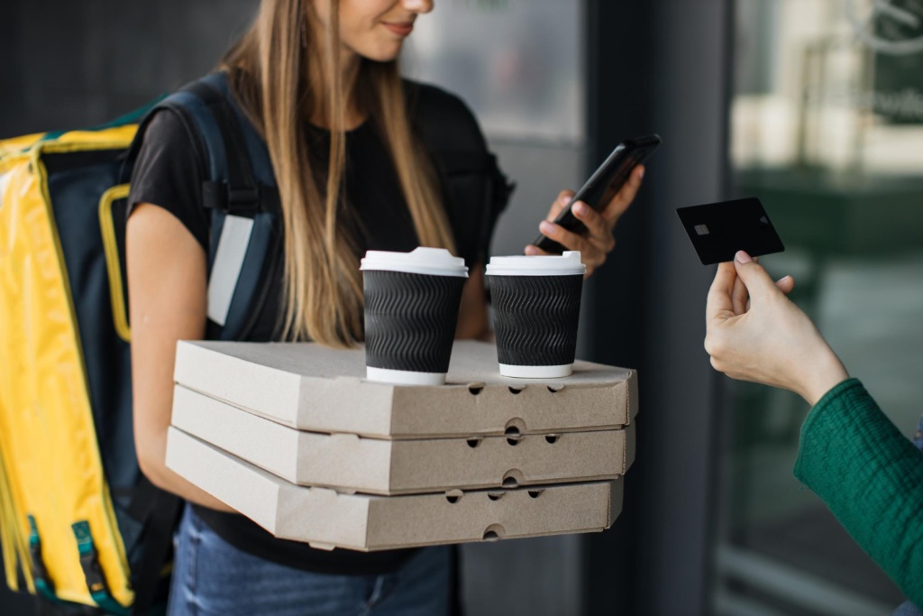 Жители России стали реже заказывать доставку еды из-за роста цен