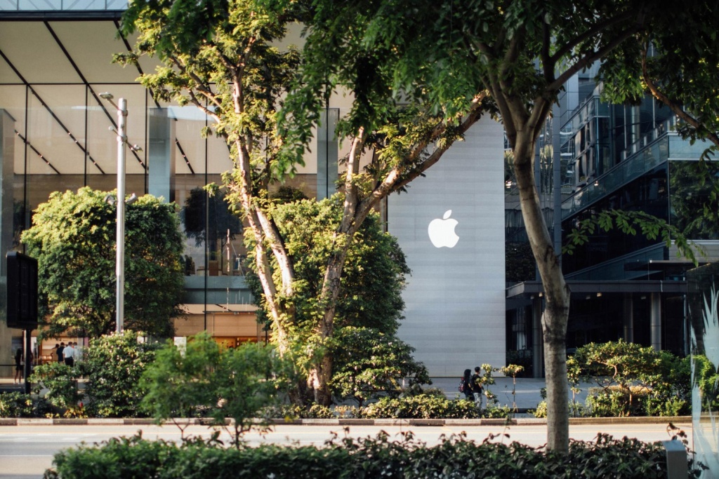 Владельцы iPhone в России снова могут платить телефоном