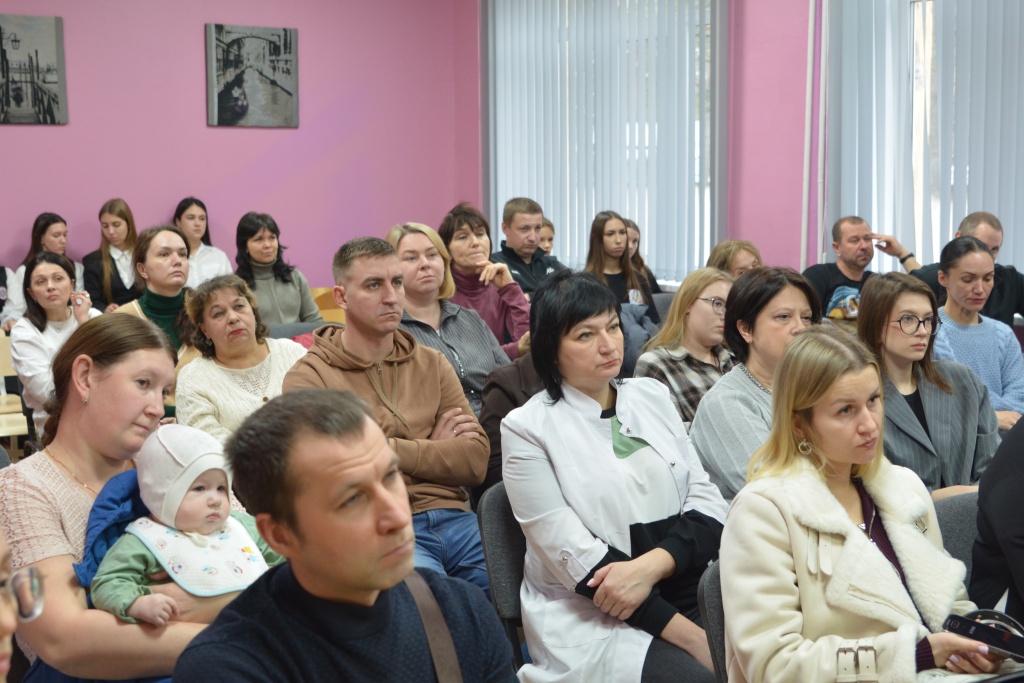 Депутат Воронежской гордумы Игорь Паринов провел встречу с жителями микрорайона Сомово: главной темой стало критическое состояние реки Усманка