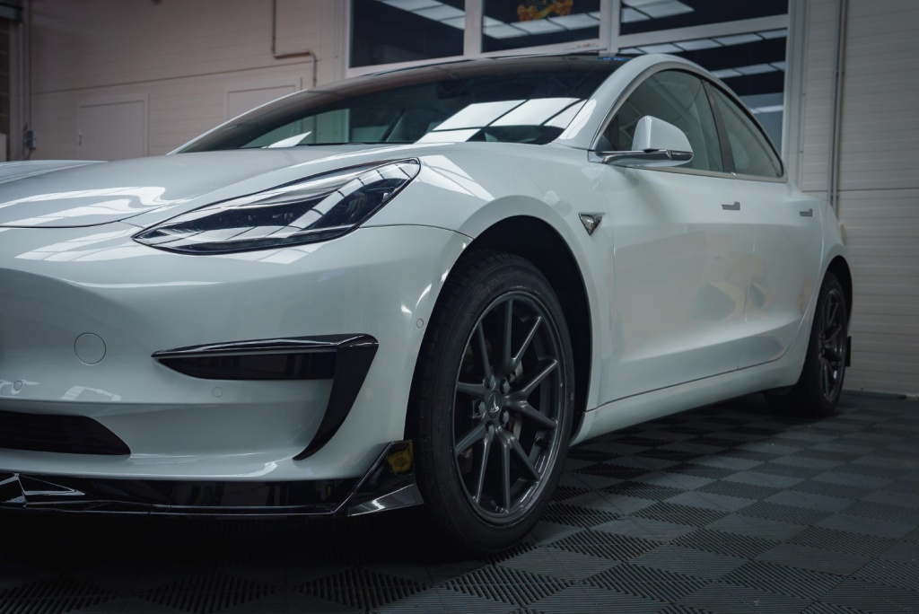 Tesla отказывается от разовой платы за систему автопилота