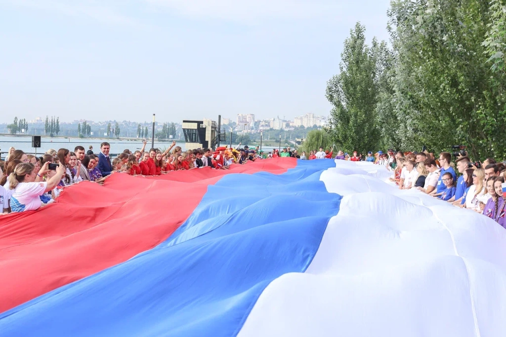 Мэр Сергей Петрин принял участие в торжественном развертывании стометрового триколора на дамбе Чернавского моста