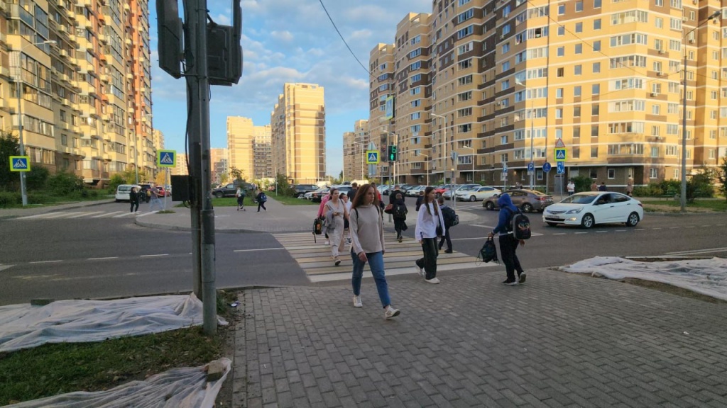 Улица Просвещения в Пушкино модернизирована: расширена дорога, обустроены тротуары и установлены новые автобусные павильоны