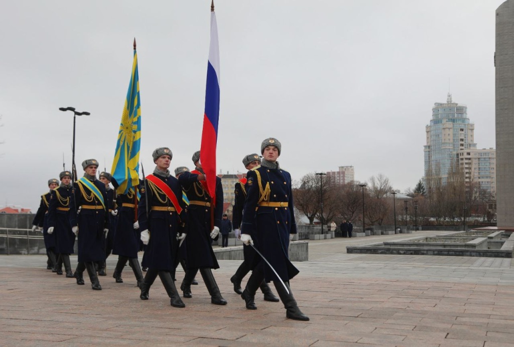 Сергей Петрин возложил цветы к могиле Неизвестного солдата Сергей Петрин возложил цветы к могиле Неизвестного солдата