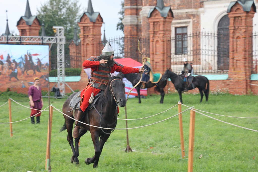 У стен Волоколамского кремля прошла военно-историческая реконструкция конного похода Александра Невского