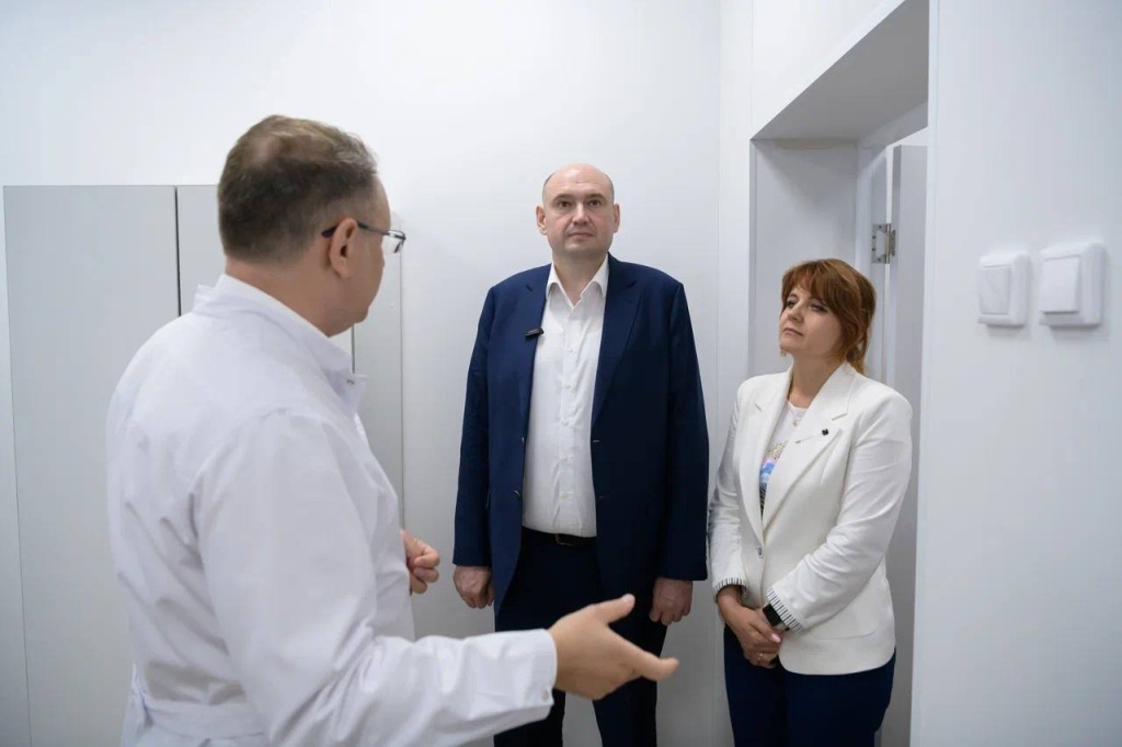 Евгений Солнцев оценил проведённый ремонт больницы в посёлке Первомайском
