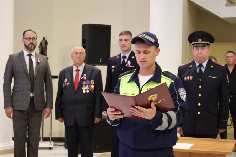 Торжественная церемония принятия присяги: 11 молодых сотрудников МВД Мордовии поклялись служить закону и народу