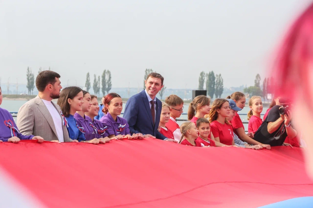Мэр Сергей Петрин принял участие в торжественном развертывании стометрового триколора на дамбе Чернавского моста