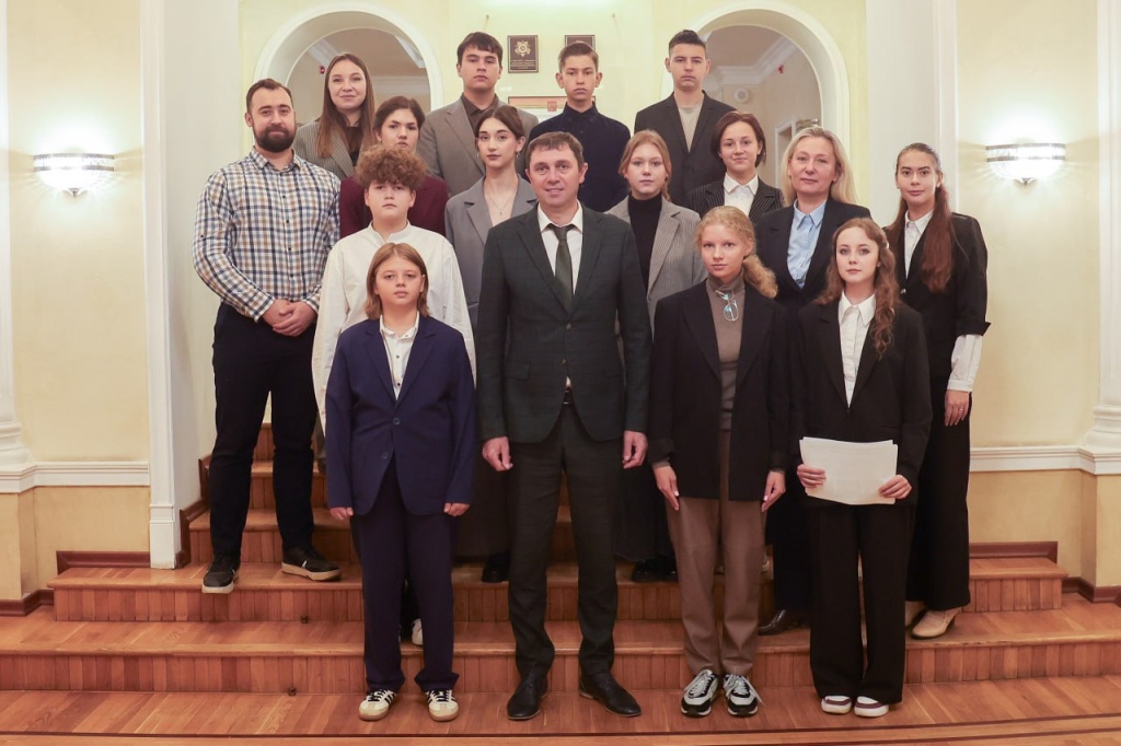 Сергей Петрин обсудил со школьниками их инициативы по созданию туристических троп в Воронеже Сергей Петрин обсудил со школьниками их инициативы по созданию туристических троп в Воронеже