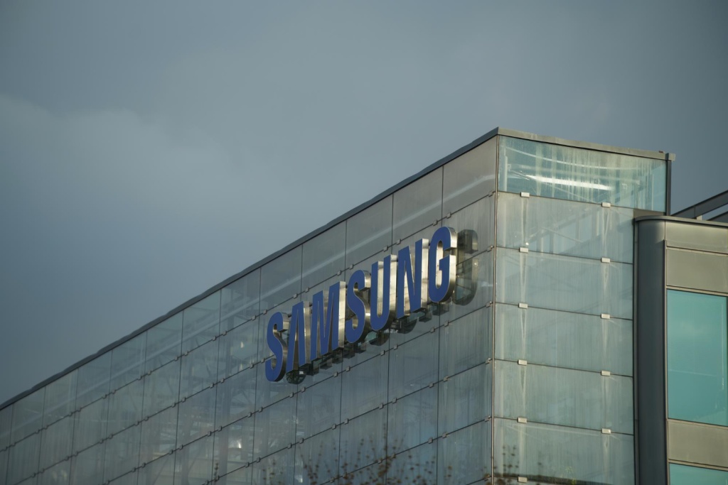 Партию складывающегося втрое смартфона Samsung распродали за две минуты