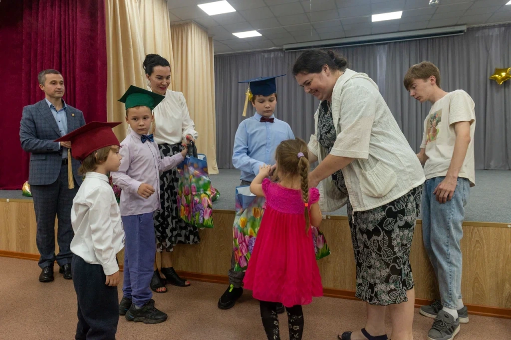 Детям из многодетных семей в Новосибирске подарили канцелярию ко Дню знаний