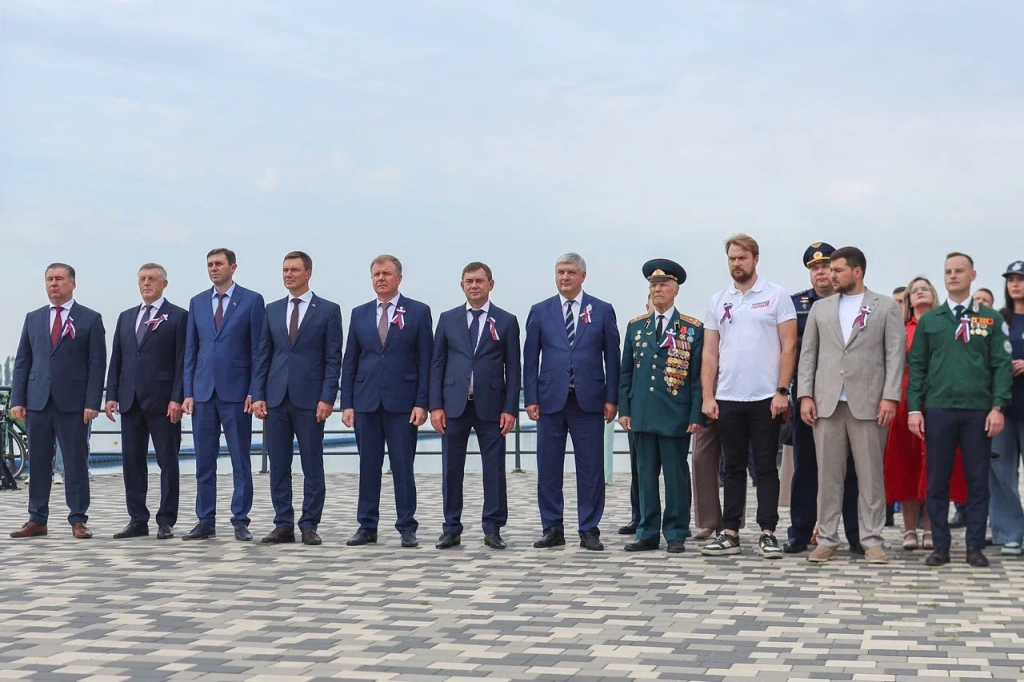 Мэр Сергей Петрин принял участие в торжественном развертывании стометрового триколора на дамбе Чернавского моста