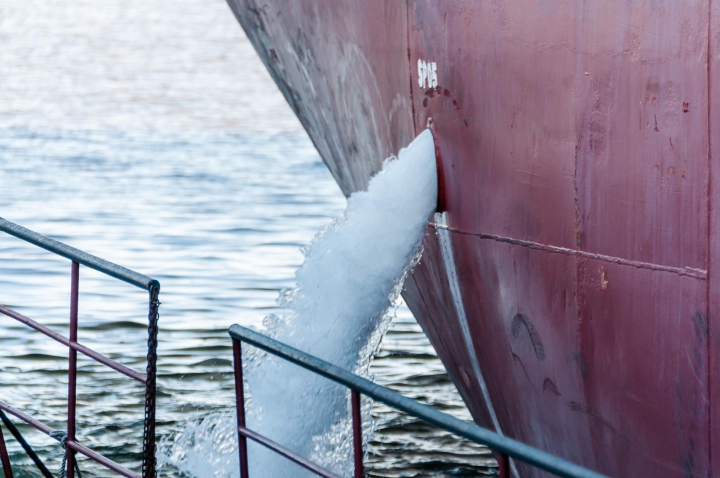 На площадке ЗАО "Нефтефлот" торжественно спущено на воду судно "Сириус Альфа"