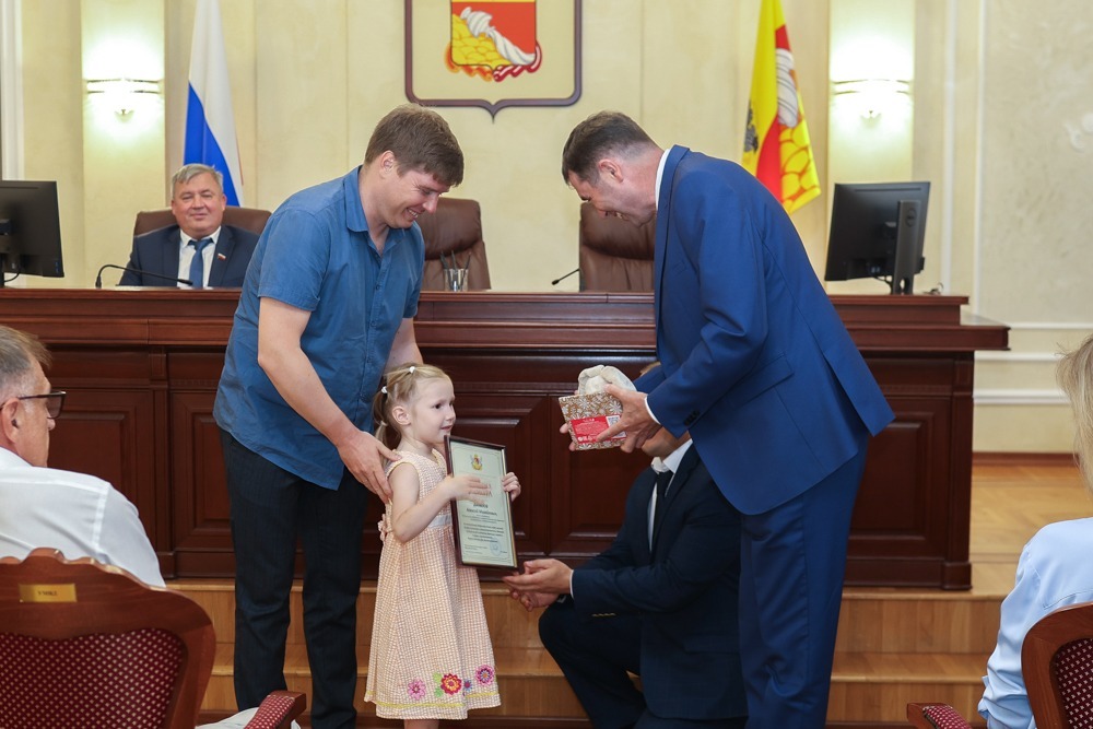 Мэр Воронежа Сергей Петрин поздравил спортивных работников с Днем физкультурника и вручил награды