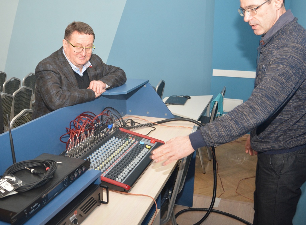 Депутат воронежской Думы помог лицею № 1 с покупкой охранного оборудования