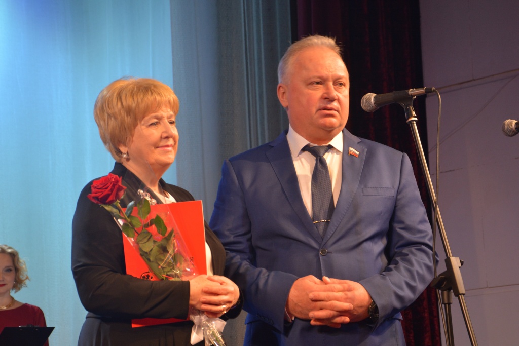 Депутат Воронежской гордумы Олег Черкасов поздравил педагогов с профессиональным праздником