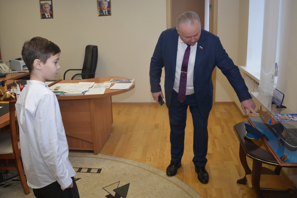 Вице-спикер воронежской Думы провёл экскурсию для участника акции «Ёлка желаний» по зданию парламента